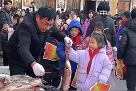 河南一小学给学生送鱼当奖品，副校长：还有甘蔗图片