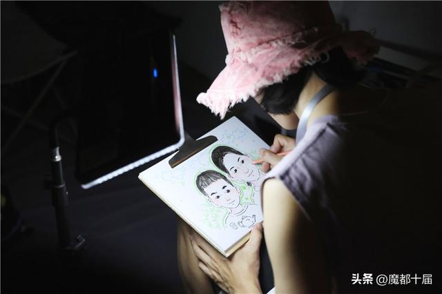 上海书展首设“夜市”，点亮书香与烟火气的夏夜