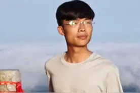 郭有才受邀参加活动，当众撕矿泉水商标，网友：因为没给广告费吗图片