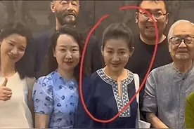 前央视主持王小丫病后首度亮相，56了依然年轻！请余生好走图片