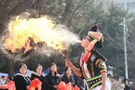 内蒙古一大学生竟会喷火？网友：非遗有后！图片