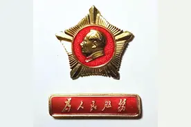 军版毛主席像章和语录章追忆图片