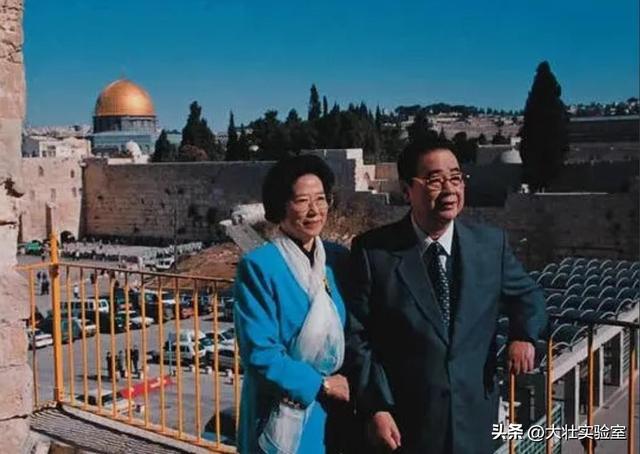 李鹏总理儿媳罕见留影，五官端正长相大气，爷爷功勋卓著比肩元帅