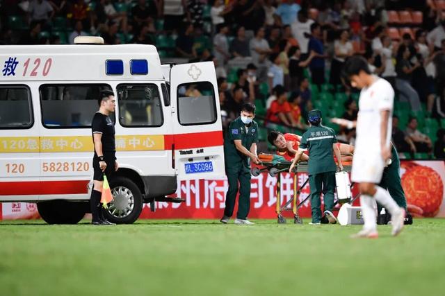 广西平果足球俱乐部发布伤情通报：球员遭遇恶意犯规致头部和颈部严重受伤，存在高位截瘫风险