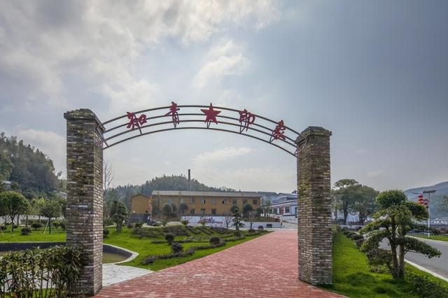 栖“月宫”赏山水 好风光酿好“蜜”