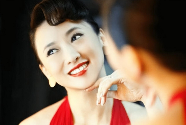 她出身清华大学，因拍三级片与父母决裂，如今再不让女儿进娱乐圈