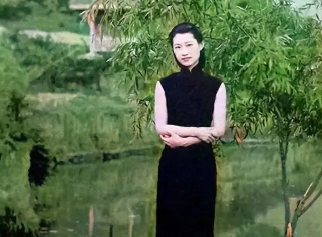 张学良痴迷一生的赵一荻有多美？16岁时在香山留影，美若天仙！