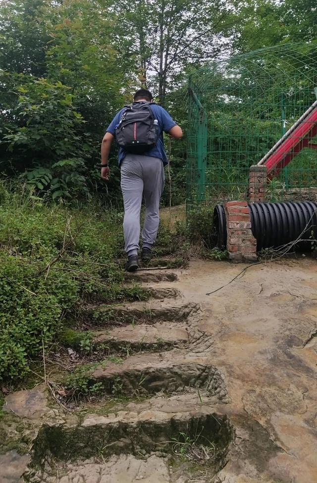 重庆渝北水库边发现神秘悬崖洞，传闻是旧时大地主私藏财宝的据点