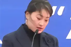 宗馥莉追求者现身追思会现场，撑红伞手提娃哈哈饮料，遭网友怒怼图片