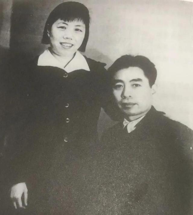 李鹏总理与女儿在一起的罕见留影，笑容灿烂喜笑颜开，温暖又温馨