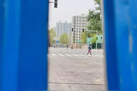 富华路西段道路迟迟不通，市民绕圈、逆行太麻烦图片