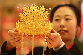 暴跌后，黄金再迎大涨！黄金挤兑，崩了美国一季度GDP断崖-2.8%！图片