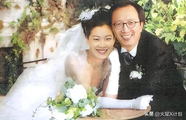 恩爱了23年，73岁的梁锦松开始衰老萎缩，47岁的伏明霞正绚烂如花