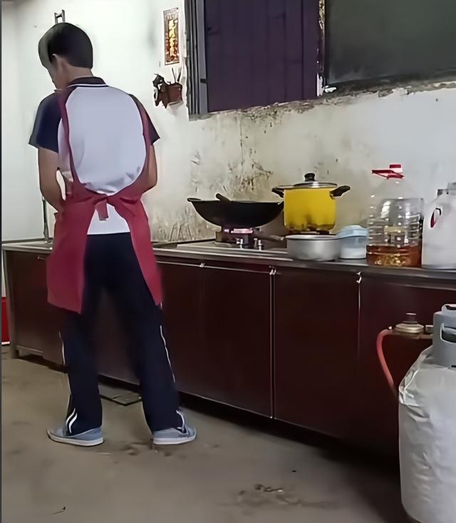广西体育生宁宇华离世！年仅17岁，长相帅气，死因惋惜母亲太绝望