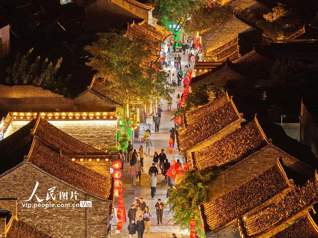 江苏扬州：“夜经济”点亮古街