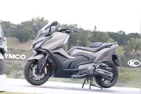 国产顶级双缸踏板之争，光阳AK550略胜！图片