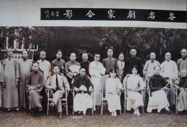 这就是杜月笙妻妾真实的样貌，并非演员扮演，货真价实的罕见照片
