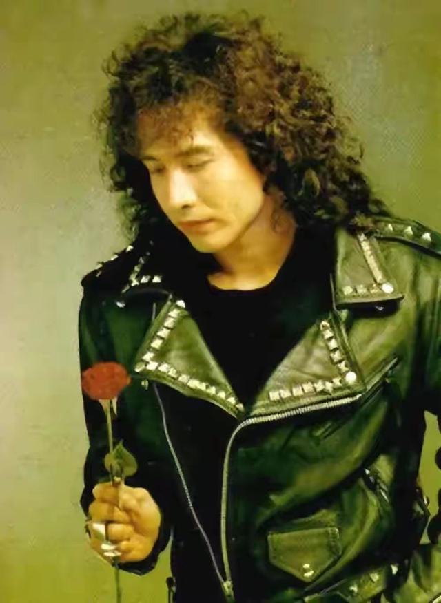 65岁齐秦现状，定居美国，娶小24岁女粉丝为妻，和11岁儿子像爷孙