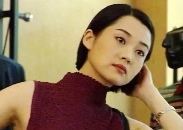 她一生 “风流成性、老少通吃”，撩汉无数，现如今56岁却依旧单身