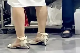 轻松一刻，40组沙雕搞笑GIF，摆烂了！鞋跟不堪重负，扑街！图片