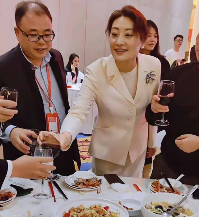 宗馥莉首次回应风波，三句话表明立场，宗泽后的格局高下立判