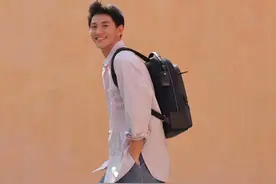 建议中年男人：出去玩千万别背这3种包，不实用还难搭配，太土了图片