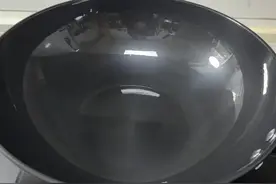 新铁锅千万不要直接用火烧，教你正确开锅方法，不粘锅不生锈好用图片