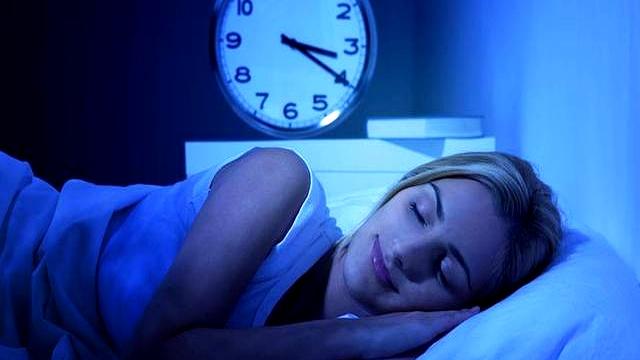 每天晚上坚持做深蹲的人	，身体会悄悄出现4个好处，但要做标准了