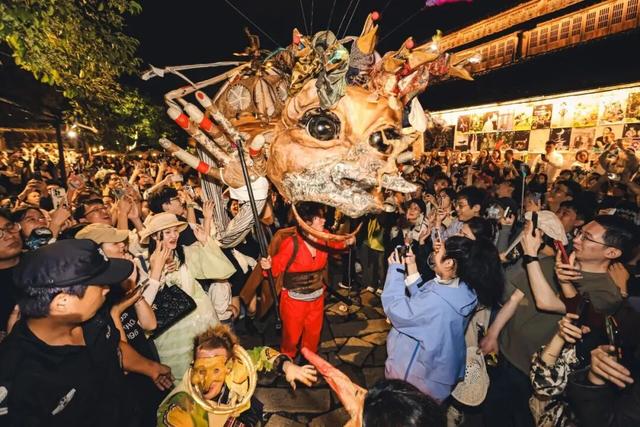 巡游、互动、狂欢，「乐园化」的乌镇戏剧节走向大众