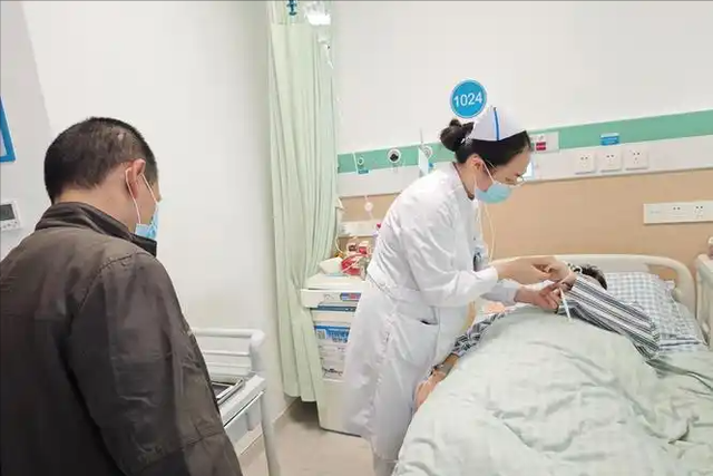 医生提醒：80岁以上的高龄老人，宁愿出去串门，也别做这5件事！