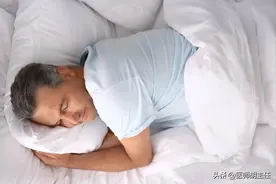 不少人被8小时睡眠论忽悠了！50岁以后，最佳的睡眠时长是多少？图片