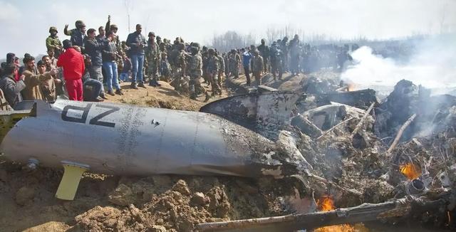 迪拜航展出糗！印度光辉战机坠毁，40年研发成笑柄？