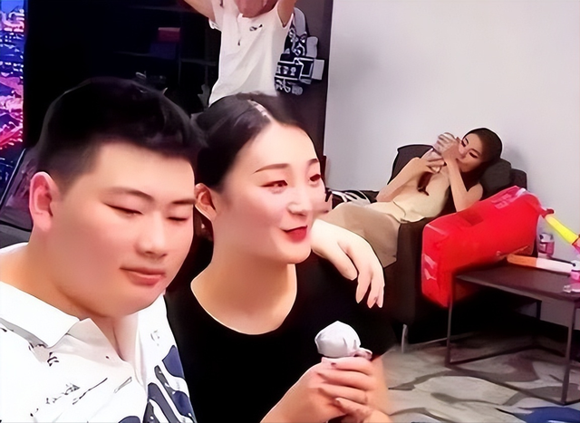 野心撑不起实力！与大衣哥儿子分开后的陈亚楠，又回到了最初起点