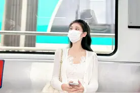 上海一女子坐地铁的照片火了，惊艳路人，网友：也太漂亮了吧图片