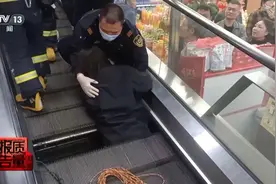 离谱！两人电梯维保，一人竟是“纸片人”图片