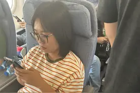 李雪琴飞机上被偶遇，胳膊腿好细真人太瘦，网友：90斤都没她腿细图片