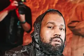 侃爷带4娃来中国，逛街大喝奶茶！新老婆连换多套性感穿着图片