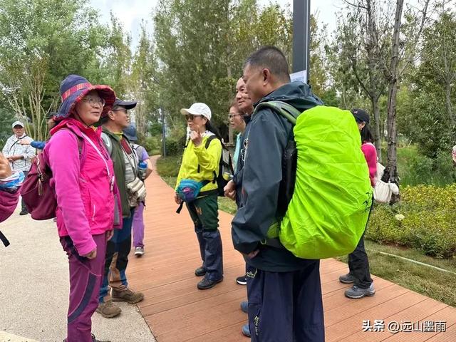 假日徒步，走昆明滇池草海之开合浮桥、雨中打卡新晋网红地，休闲