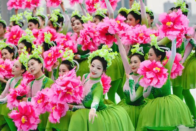 “因为一个节，嗨翻一座城”广元女儿节华彩开幕 国际元素闪亮