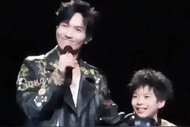 陈楚生与儿子同框表演 Demo帅气打鼓现身有被帅到图片