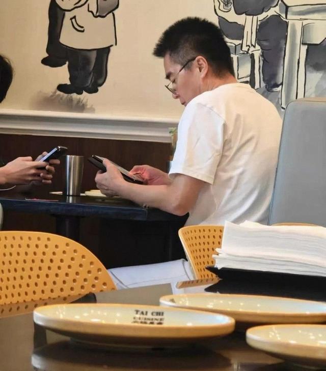 真相了！许亚军未赴何晴葬礼，当时他在美国洛杉矶陪小儿子用餐