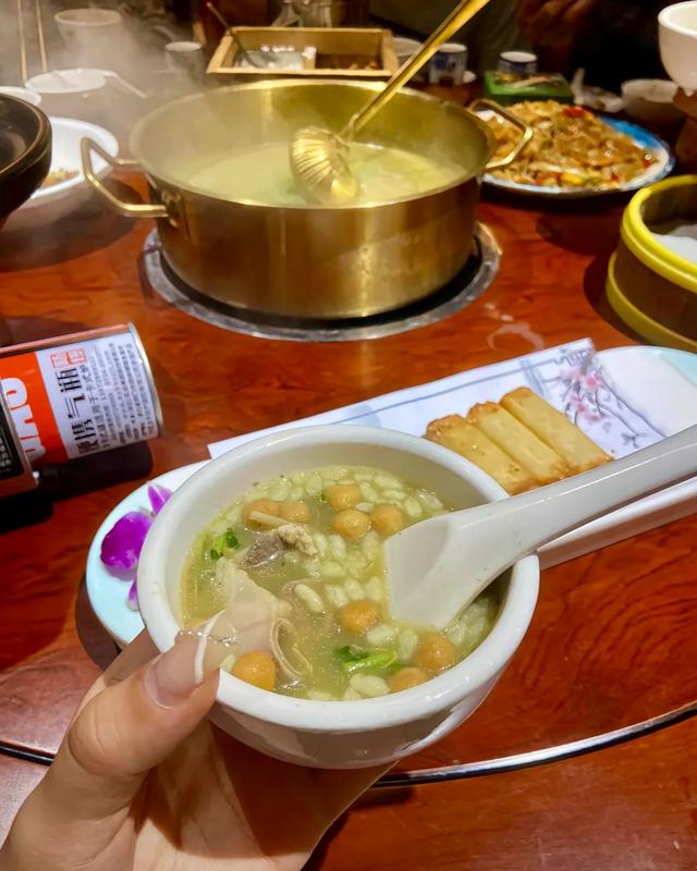 跟我老妈去广西旅游，发现广西这个美食真的很奇特，不过很好吃！
