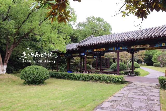 宁波北仑发现一个园林型风景，彩绘长廊与假山瀑布相映，景美如画