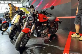 新车 | 售23999元/电子离合+电子换挡，QJMOTOR闪300自动挡正式上市图片