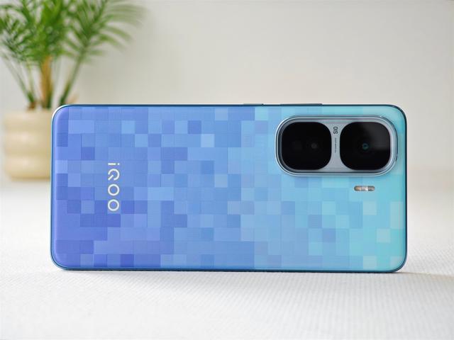 iQOO小屏新机被确认：6.31英寸屏+双处理器待选，2026迎战竞品