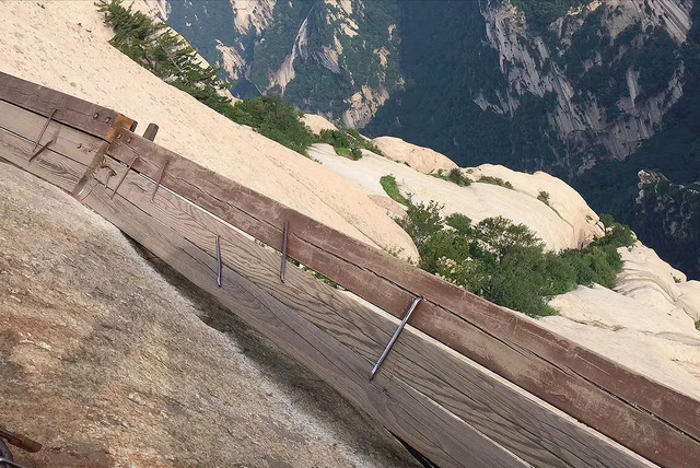 为何说华山专治命硬？天下第一险道华山栈道，当初是如何修的？