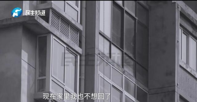 “太恶心了！”男子回家发现床上躺着一对陌生男女，女的在被窝里，男的还打招呼！妻子回应