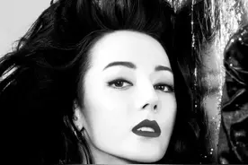 迪丽热巴大粉催买杂志十几二十本，引导学生没钱去发传单赚钱支持图片