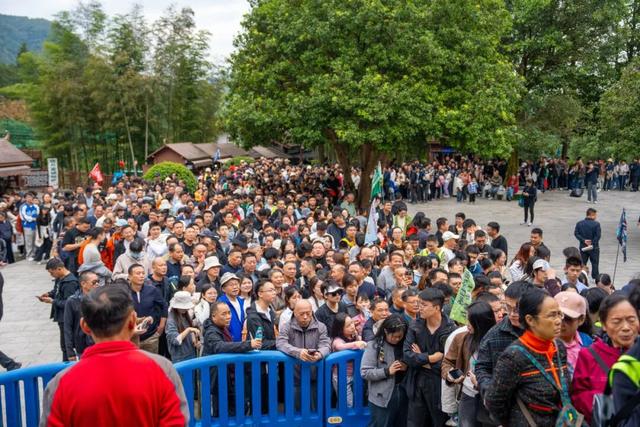 明月山进入秋冬旅游旺季，3000人旅行团畅游山水美景！