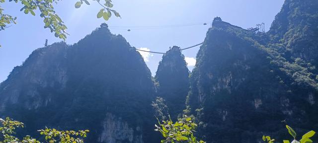 两山相对出，孤峰绕白云